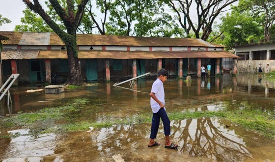 সামান্য বৃষ্টিতেই  ঝিনাইগাতী বিদ্যালয়ে মাঠে পানি