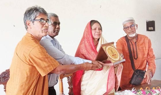 হাকিমপুর ডিগ্রী কলেজের অধ্যাপকে বিদায় সংবর্ধনা