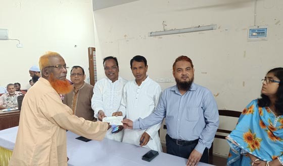 ঝিনাইদহে বিভিন্ন ধর্মীয় প্রতিষ্ঠানকে ২৬ লাখ টাকার চেক বিতরণ