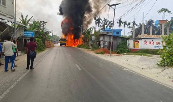 গৌরনদীতে তেলবাহী লরিতে আগুন, চালকের বুদ্ধিমত্তায় রক্ষা পেল ফিলিং স্টেশন