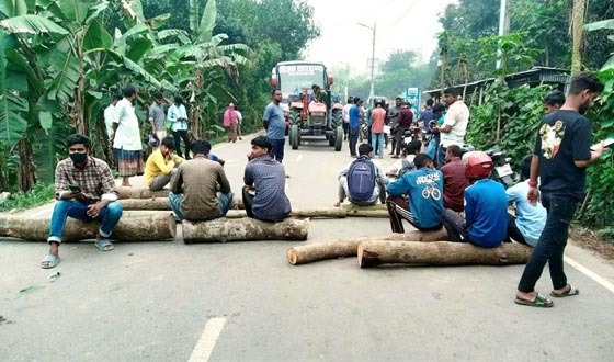 ইসলামপুরে তেল সংকটে সড়ক অবরোধ