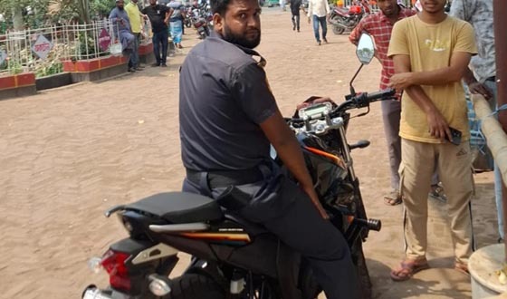 অন টেস্ট লিখা মোটরসাইকেলে তেল নিতে গিয়ে কারারক্ষী আটক