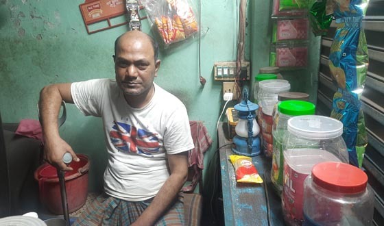 অর্থ সংকটে হারিয়েছেন সব, ভালোবেসে বিয়ে করা স্ত্রীও ছেড়ে