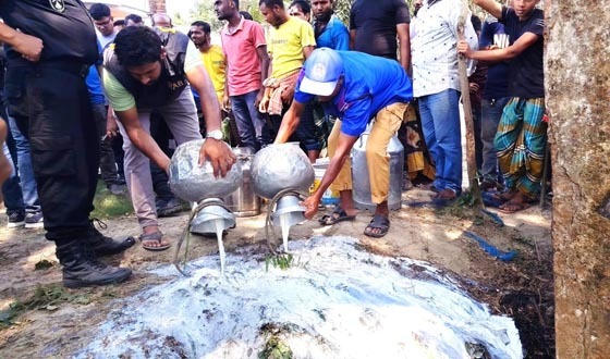 কেশবপুরে ভেজাল দুধ তৈরি, ২ জনকে জরিমানা