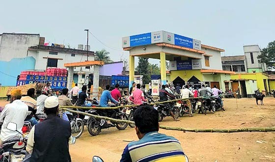 গোমস্তাপুরে ফিলিং স্টেশনে অ্যাপসের মাধ্যমে জ্বালানি তেল বিক্রির প্রস্তুতি সভা