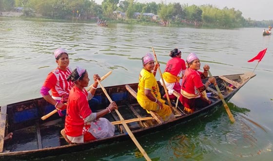 বীরগঞ্জে নৌকা বাইচ অনুষ্ঠিত