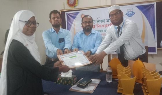 আমতলীতে জাতীয় শিক্ষা সপ্তাহ পুরুস্কার বিতরণ