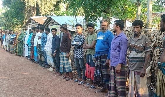 বিএনপি অফিসের তালা ভেঙ্গে দখলের প্রতিবাদে মানববন্ধন