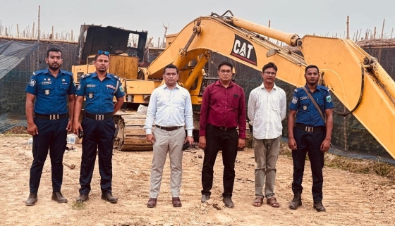 বাগমারায় অবৈধভাবে পুকুর খনন, অভিযানে এস্কেভেটর অকেজো