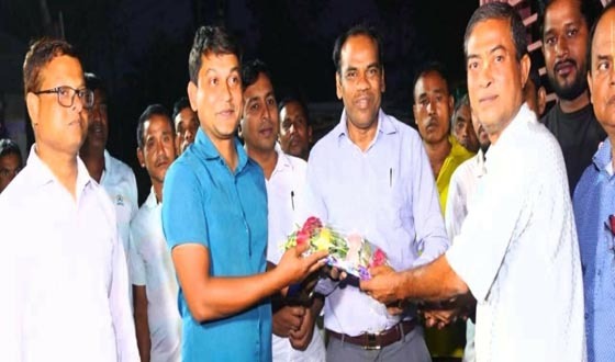 পলাশবাড়ীতে মন্দির পরিদর্শনে সচিব দেবেন্দ্র নাথ উরাঁও