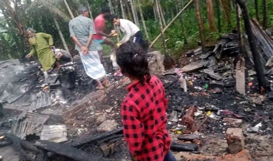 পিরোজপুরে অগ্নিকাণ্ডে ৬ দোকান পুড়ে ছাই