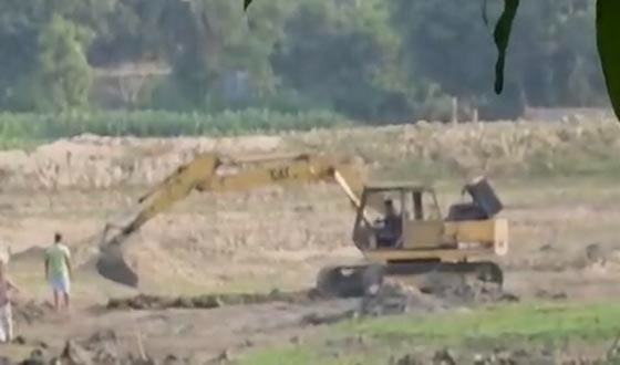 অভিনব কায়দায় ক্ষমতাসীন দলের নেতারা পুকুর খনন করছেন বলে অভিযোগ