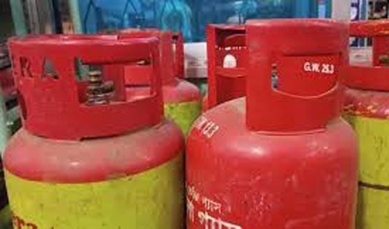 কাহারোলে অতিরিক্ত দামে বিক্রি হচ্ছে এলপিজি সিলিন্ডার