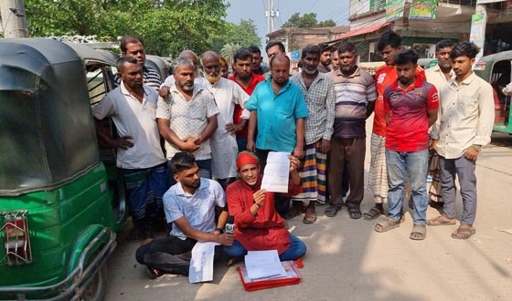 ধলেশ্বরী সেতুর টোল বন্ধের দাবিতে সড়কে বসে সংবাদ সম্মেলন