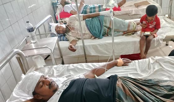 দৌলতখানে দোকান ঘর দখলে নিতে সংঘর্ষ, আহত ১২