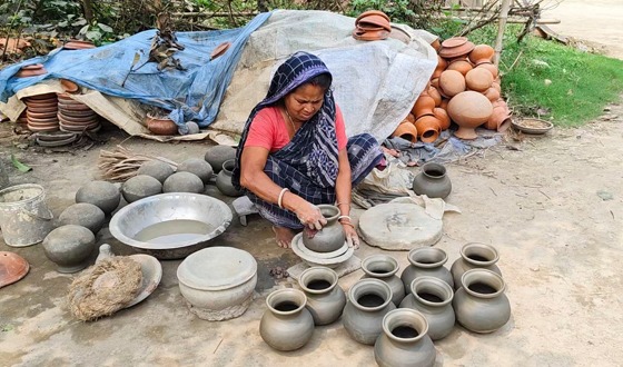 বৈশাখী মেলা ঘিরে ব্যস্ত কুমারপাড়া, এ পেশা এখন অস্তিত্ব সংকটে