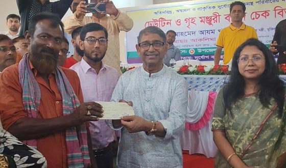 বাসাইলে ঢেউটিন ও চেক বিতরণ করলেন মুক্তিযুদ্ধ বিষয়ক মন্ত্রী