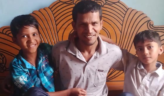 ভাঙনের মুখে সংসার, ৩ সন্তানকে বুকে জড়িয়ে অসহায় লোকমান