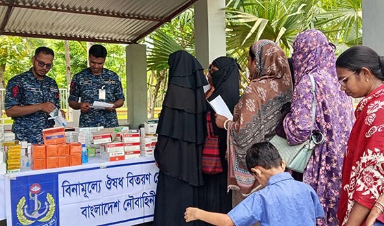কয়রায় নৌ-বাহিনীর বিনামূল্যে চিকিৎসা সেবা ও ওষুধ প্রদান