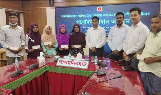 অর্থাভাবে থমকে যাওয়া ৬ মেধাবীর পাশে জেলা প্রশাসন