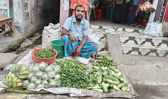 ২৬ বছর বেতনহীন শিক্ষক, জীবিকার তাগিদে ফুটপাতে সবজি বিক্রি