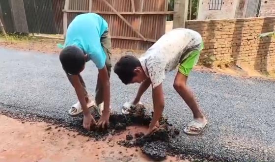 মুলাদীতে হাতের টানেই উঠে যাচ্ছে সড়কের পিচ