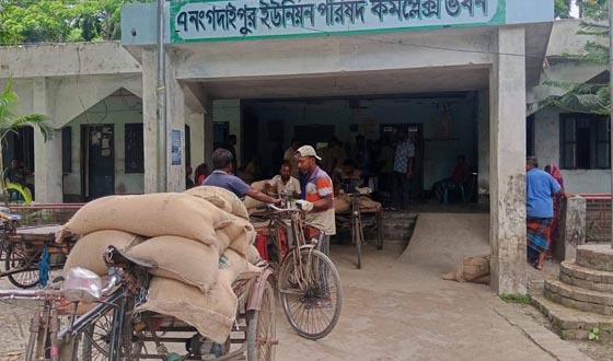 জেলে কার্ডে চাল তুলতে নিচ্ছে ট্রাক ভাড়ার টাকা