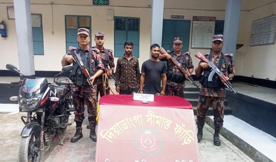 কুড়িগ্রামে জ্বালানি তেল ও মোবাইল জব্দ, আটক ২