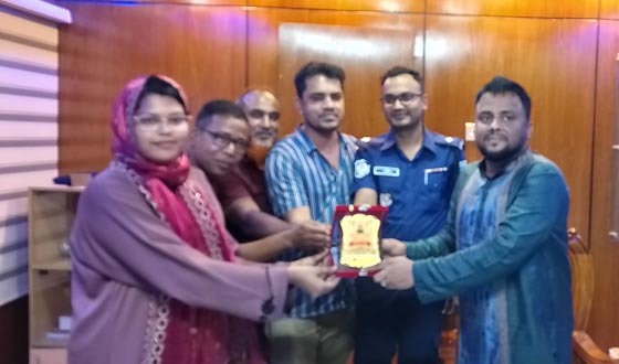 রাণীশংকৈল থানায় বিদায়ী তাহেরা খাতুনকে পুলিশের সম্মাননা