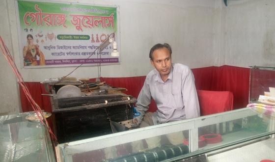 দিঘলিয়ায় সোনা-রুপাসহ নগদ টাকা ছিনতাই জনমনে আতঙ্ক