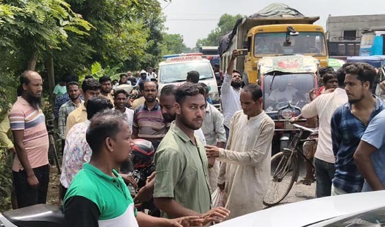 মান্দায় মহাসড়ক অবরোধ, ৩ চালকের বিরুদ্ধে মামলা