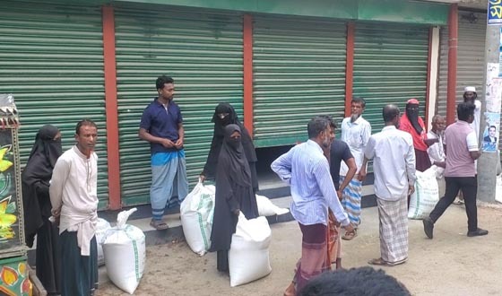 দৌলতখানে কর্মহীন জেলেদের চাল কম দেয়ার অভিযোগ