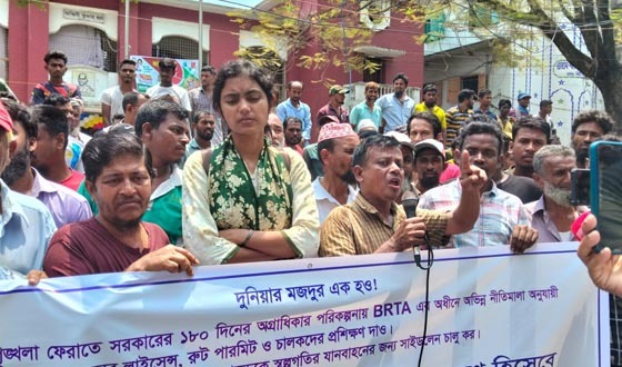 বরিশালে ইজিবাইক ও রিকশা শ্রমিকদের সমাবেশ