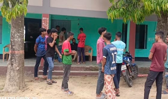 তানোরে প্রবেশপত্র আটকে টাকা আদায়