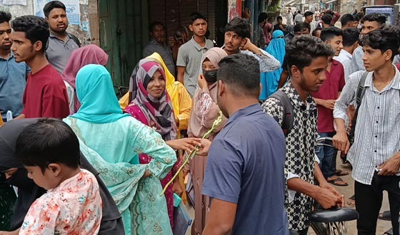 চিলমারীতে ভীতি দূর করতে ফুল নিয়ে পরীক্ষাকেন্দ্রে ছাত্রদল