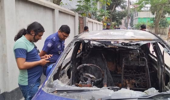 টাঙ্গাইলে নাগরিক অধিকার রক্ষার কন্ঠস্বর রাজ্যের গাড়িতে আগুন