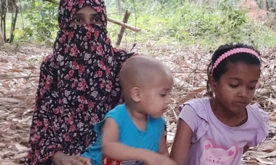 কালিয়াকৈরে দুই সন্তান নিয়ে স্বামীর কবরের পাশে স্ত্রী সোনিয়া