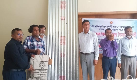 কলাপাড়ায় ঝড় বৃষ্টি অব্যাহত, ক্ষতিগ্রস্থদের সহায়তা প্রদান
