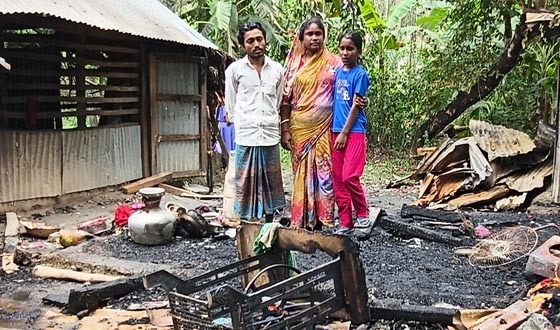 বসতঘরে বজ্্রপাত, ভাগ্যক্রমে প্রাণে বাঁচলেন পরিবার