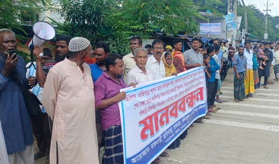 শেরপুরে ৫ গ্রামের কাঁচা সড়ক পাকাকরণের দাবিতে মানববন্ধন