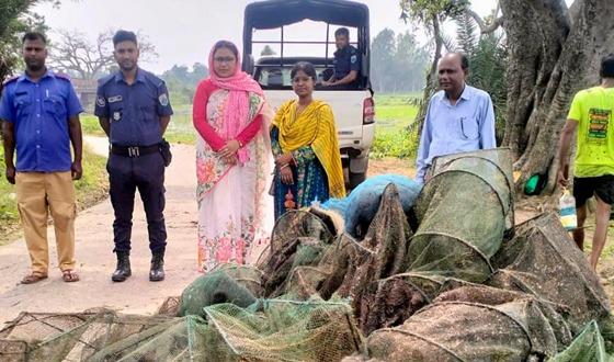 মহাদেবপুরে মৎস্য বিভাগের অভিযানে নিষিদ্ধ জাল জব্দ