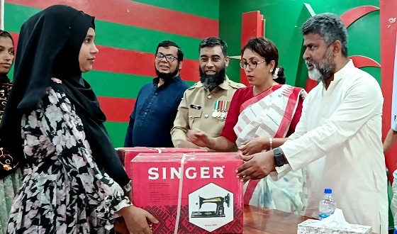 মহাদেবপুরে সেলাই মেশিন ও ফুটবল বিতরণ করলেন এমপি বাবুল