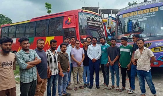 মতলবে সড়ক দুর্ঘটনার প্রতিবাদে বাস চলাচল বন্ধ