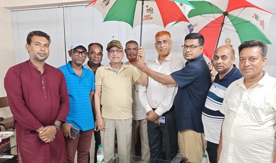 তানোরে হতদরিদ্রদের ছাতা বিতরনের উদ্যোগ নিয়েছেন শরিফ উদ্দিন