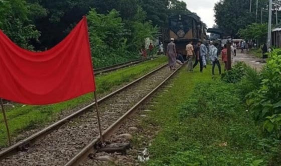 গফরগাঁওয়ে ট্রেন আটকে বিক্ষোভ, আড়াই ঘণ্টা পর ট্রেন চলাচল স্বাভাবিক