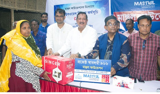 রাজশাহীতে টিউবওয়েল ও সেলাই মেশিন বিতরণকালে ভূমিমন্ত্রী মিনু