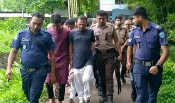 প্যারোলে মুক্তিতে এসে বাবার জানাজায় অংশ নিল কারাবন্দি ছেলে