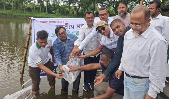 খুলনায় ফোয়াবের প্রদর্শনী খামারে গলদা চিংড়ির পোনা অবমুক্তকরণ