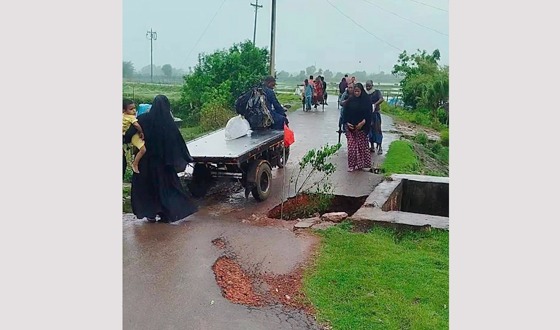 পাইকগাছায় কচুবুনিয়া স্লুইস গেটে ধস, আতঙ্কে লাখো মানুষ!