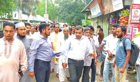 হোমনায় সড়ক দখলমুক্ত করতে পৌর প্রশাসনের উচ্ছেদ অভিযান